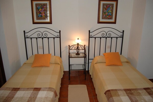 2 bedrooms, internet, bed sheets - Escape to Anastasio Cottage, Rustic Charm in Villa de Mazo (Villa de Mazo)