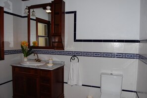 Shower, towels - Escape to Anastasio Cottage, Rustic Charm in Villa de Mazo (Villa de Mazo)