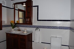 Chuveiro, toalhas de banho