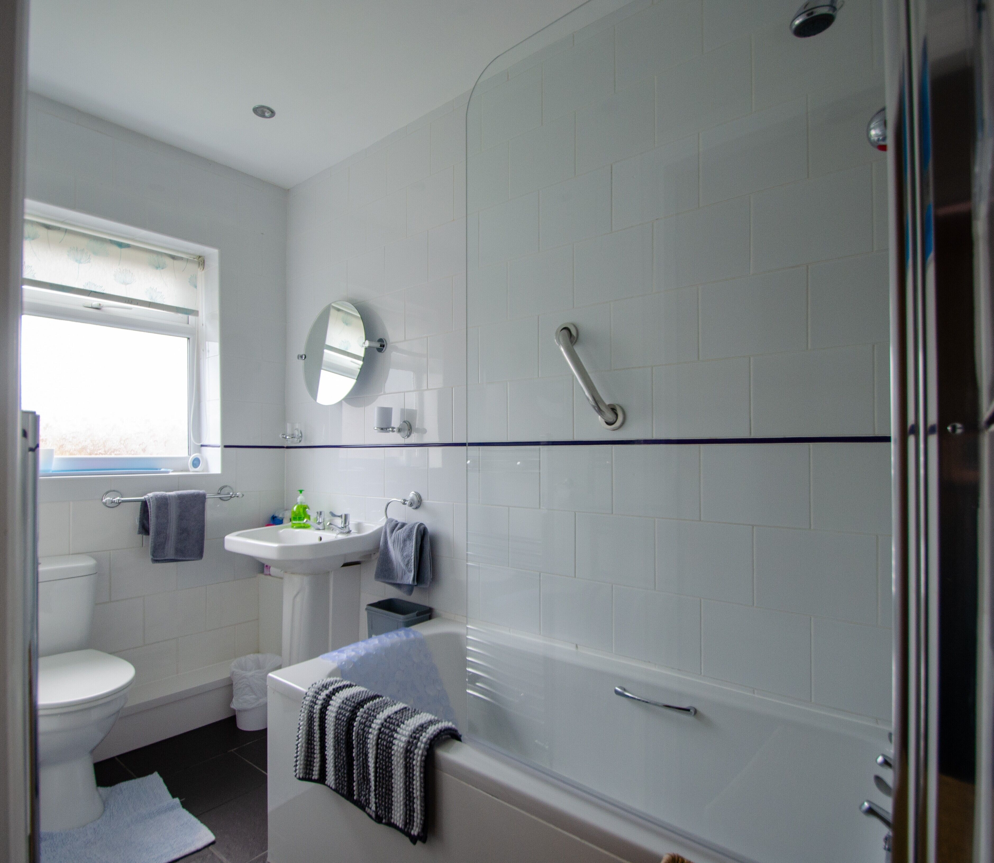 Combined shower/bathtub, hair dryer, towels, soap