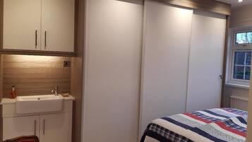 4 chambres, coffres-forts dans les chambres, bureau