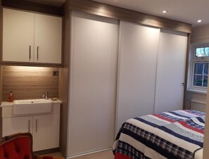 4 bedrooms, in-room safe, desk, iron/ironing board