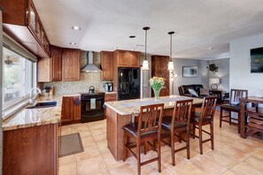 บ้านพักทราดิชันนัล, 3 ห้องนอน, ปลอดบุหรี่ | ครัวส่วนตัว | ตู้เย็น, ไมโครเวฟ, เตาอบ, เตาประกอบอาหาร