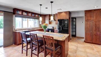 Traditional House, 3 Bedrooms, Non Smoking | Private kitchen | Fridge, microwave, oven, stovetop