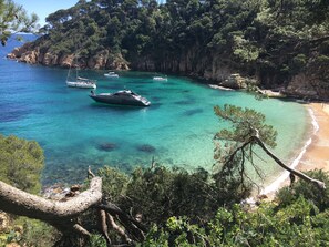 A coastal area with clear turquoise waters, boats, and a rocky shoreline. - Villa with pool. Exceptional sea view, 500 m from the Aiguablava cove (BEGUR)
