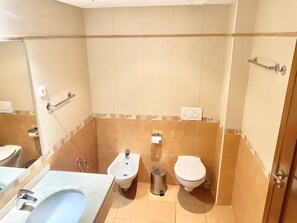 Badewanne, Haartrockner, Bidet, Handtücher