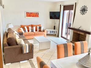 TV connectée, livres, chaîne hi-fi