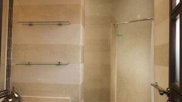 Douche, sĂšche-cheveux, serviettes fournies