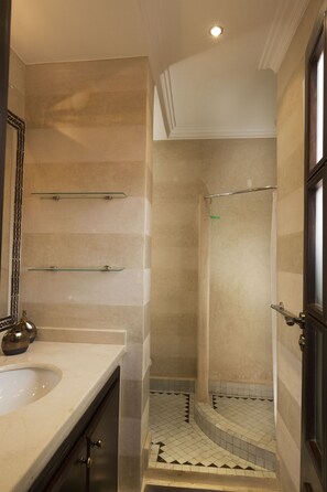 Douche, sèche-cheveux, serviettes fournies