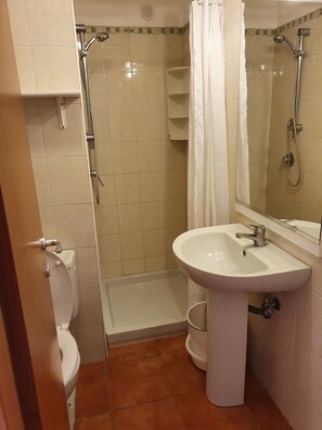 Badewanne, Handtücher, Toilettenpapier