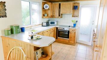 Kjøleskap, mikrobølgeovn, ovn og kokeplater