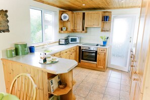Fridge, microwave, oven, stovetop - Bungalow-Outdoor Heated Swimming Pool (open May-September)StMerryn Padstow (St Merryn, Padstow)