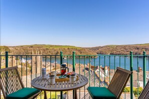 Outdoor dining - Fowey Cornwall - lovely modern house with balconies and fantastic views (Fowey)