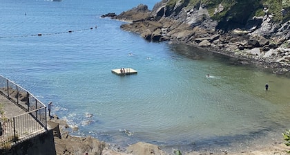 Fowey Cornwall - ihana moderni talo parvekkeilla ja upeat näkymät