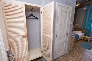 Comfort tvåbäddsrum | Memory foam-madrasser, skrivbord, mörkläggningsgardiner och extrasängar