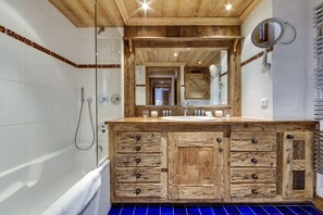 Duschwanne, Haartrockner, Handtücher, Toilettenpapier