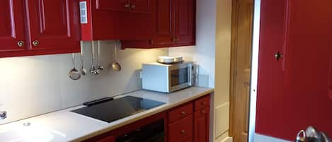 Køleskab, mikrobølgeovn, ovn, kogeplade