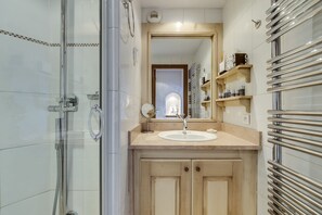 Combined shower/bathtub, hair dryer, towels, toilet paper