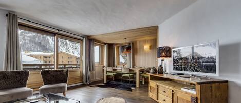 Smart TV, DVD player, stereo