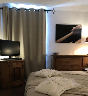 2 bedrooms, iron/ironing board, travel crib, WiFi