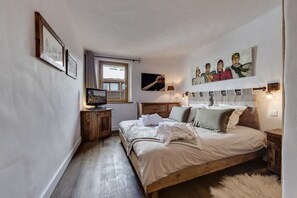 2 bedrooms, iron/ironing board, travel cot, WiFi