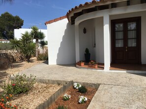 Exterior detail - Chalet Signe Cranc in the town of Urb. Sa Caleta (Ciutadella de Menorca)