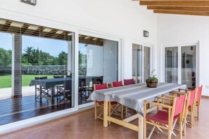 Outdoor dining - Chalet Signe Cranc in the town of Urb. Sa Caleta (Ciutadella de Menorca)