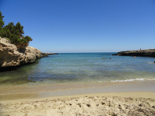 Sun-loungers, beach towels - Wonderful "Trullo Saraceno" (Ostuni)
