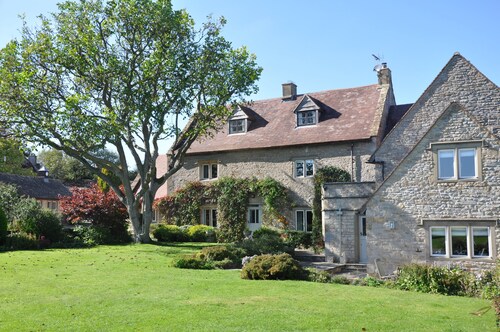 Stunning 16th Century Cotswold Manor House, Sleeps 12-14.