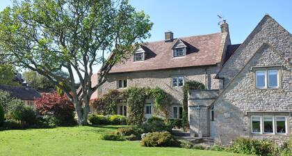 Stunning 16th Century Cotswold Manor House, Sleeps 12-14.