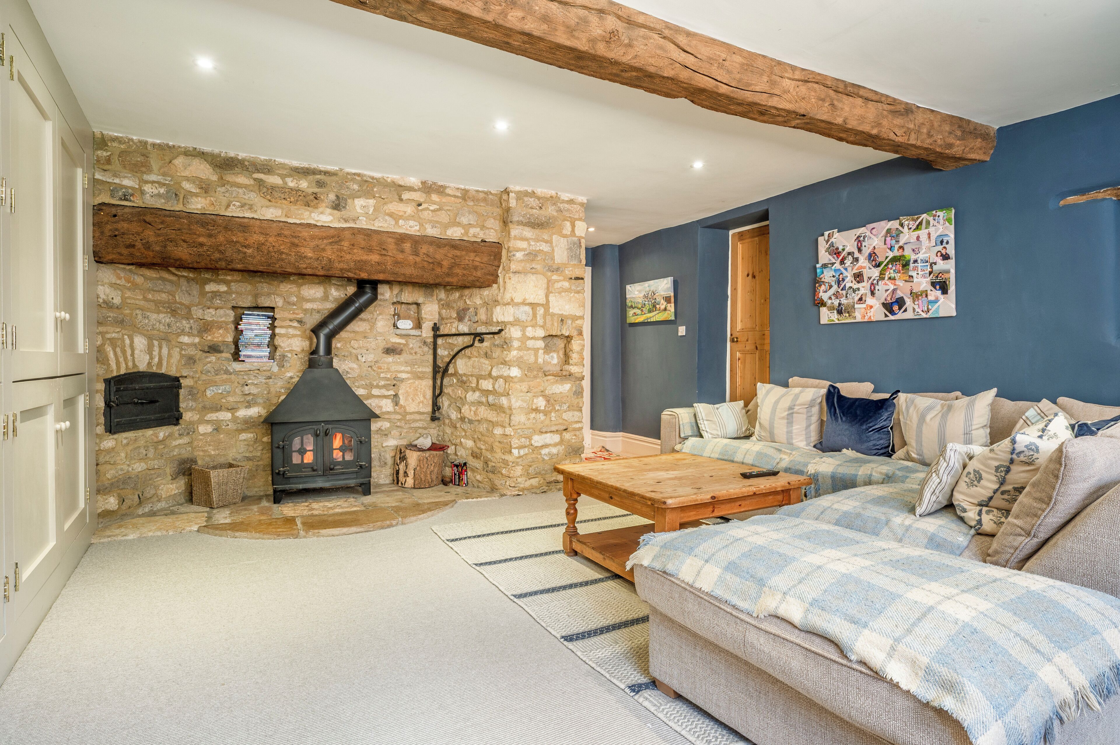 Smart TV, fireplace, DVD player, ping pong