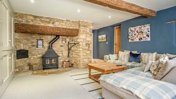 Smart TV, fireplace, DVD player, ping pong