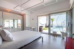 5 slaapkamers, een strijkplank/strijkijzer, reisbedje, internet