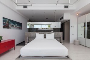 5 habitaciones, tabla de planchar con plancha, cuna de viaje y internet 