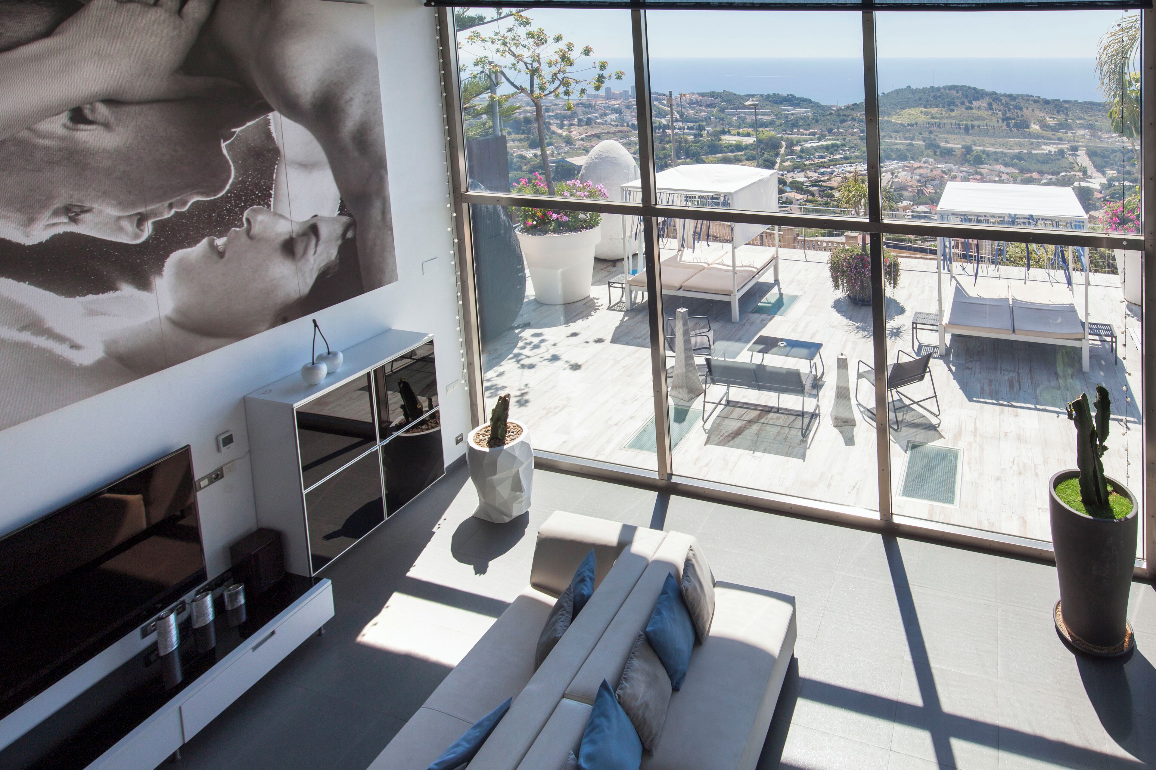 Een televisie en een tafeltennistafel