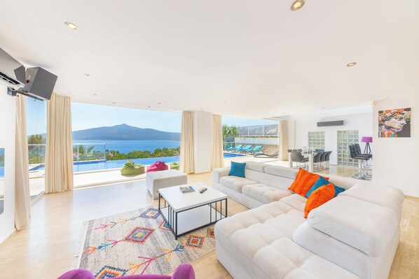 TV connectée, cheminée, lecteur de DVD, table de tennis de table