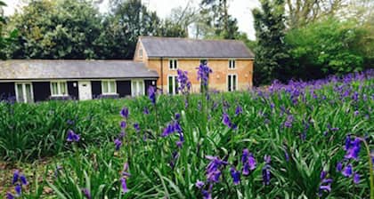 The Old Stables - Contemporary Cottage Surrounded by Woodland and Vineyards