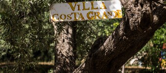 Villa Costa Grande with garden and free parking, relaxation area