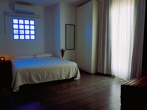 3 slaapkamers, een strijkplank/strijkijzer, internet, beddengoed