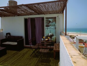 Outdoor dining - Modern and spacious house with terrace in the old town of Conil. (Conil de la Frontera)