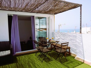 Outdoor dining - Modern and spacious house with terrace in the old town of Conil. (Conil de la Frontera)