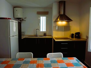 Réfrigérateur, micro-ondes, cafetière/bouilloire, grille-pain