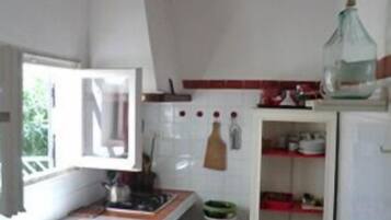 Réfrigérateur, four, plaque de cuisson, cafetiÚre/bouilloire