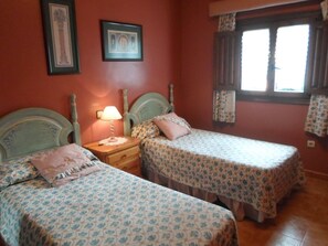 3 bedrooms, in-room safe, iron/ironing board, WiFi
