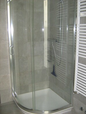 Baignoire, baignoire à jets, sèche-cheveux, bidet