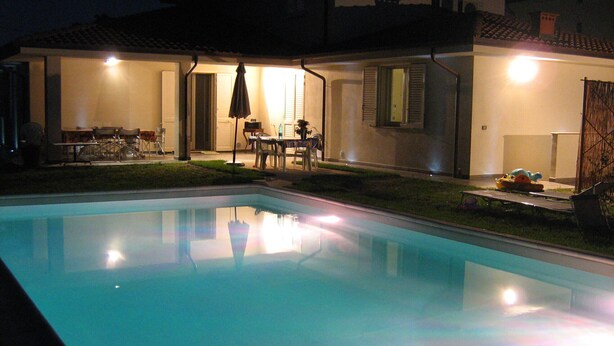 Una piscina con un solarium.