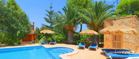 Una piscina al aire libre