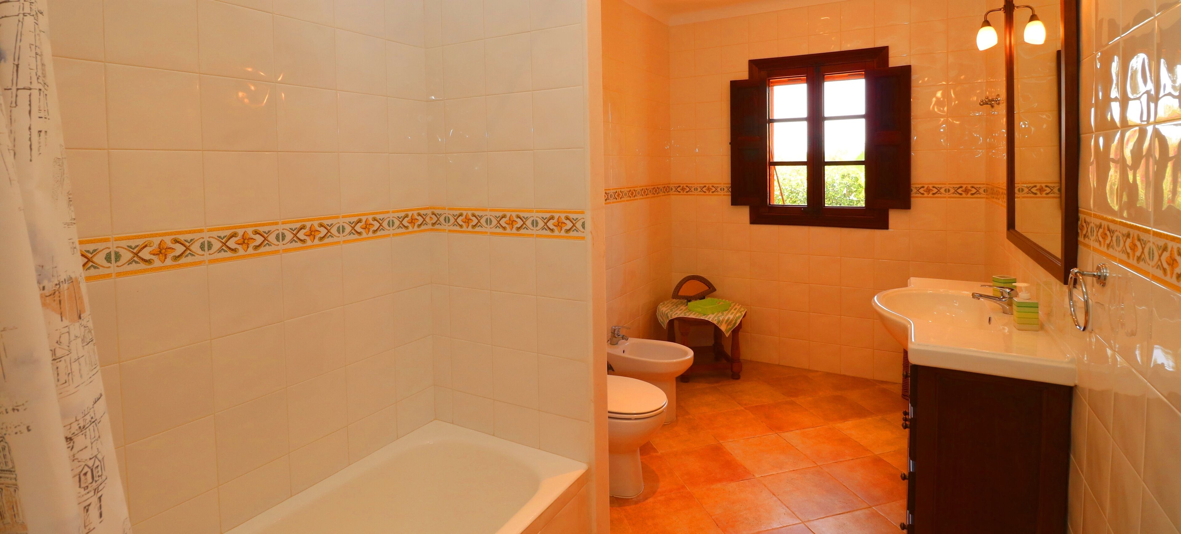 Une salle de bain avec une baignoire, des toilettes et un lavabo.