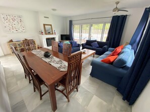 Smart-TV, Kamin, DVD-Player, Stereoanlage