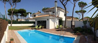 Luxe privévilla met privézwembad, binnenplaats en tuinen.